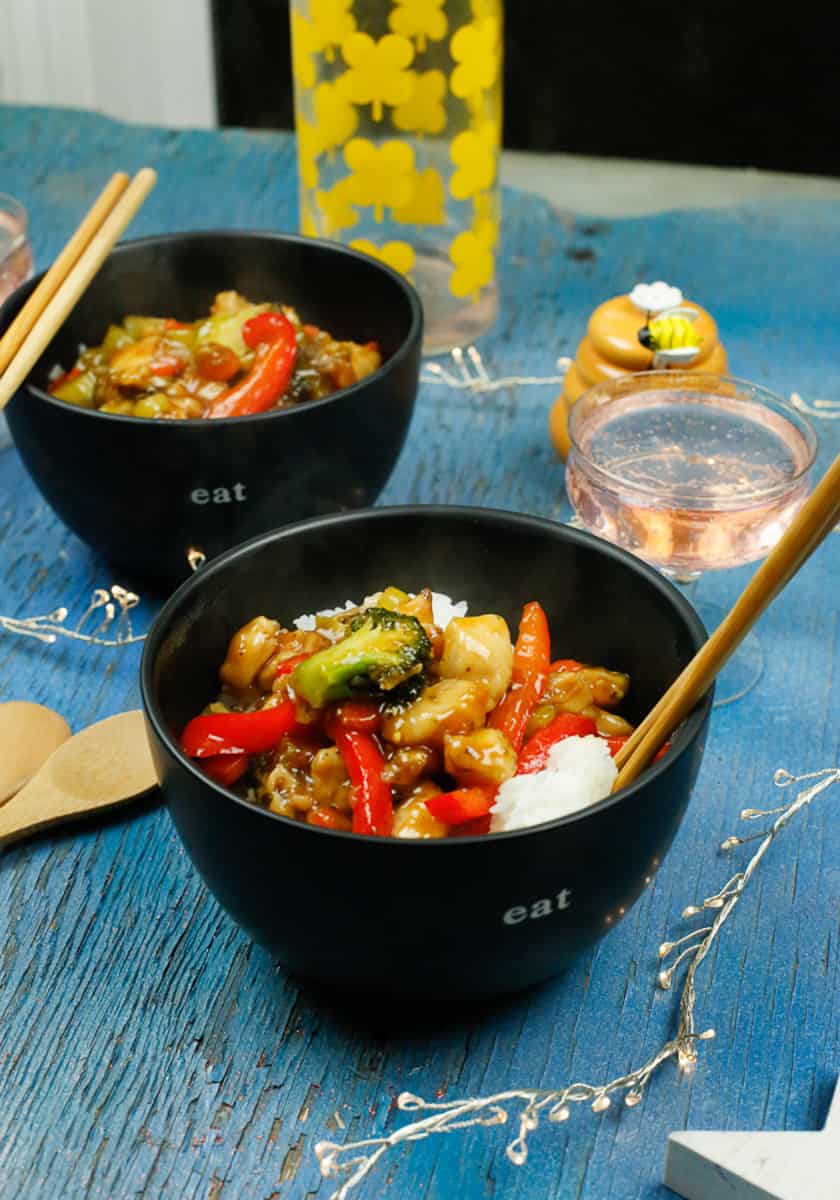 Two bowls filled with chicken and veggies 