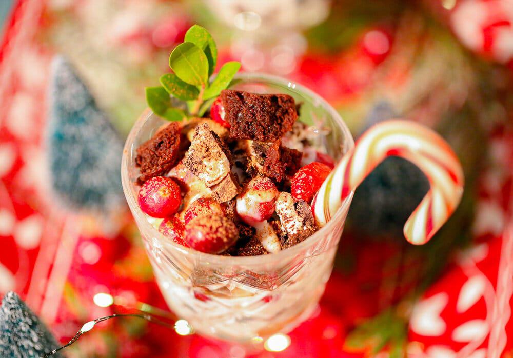 Chocolate, Peppermint Bark, Yogurt, Parfaits, Peppermint Bark Yogurt Parfaits, Christmas, Holiday, Holiday dessert, healthy dessert