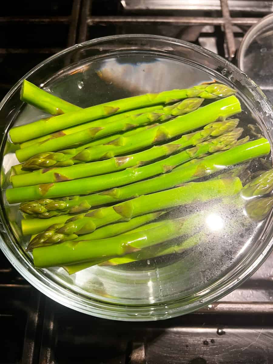 Blanch the asparagus in cold water 