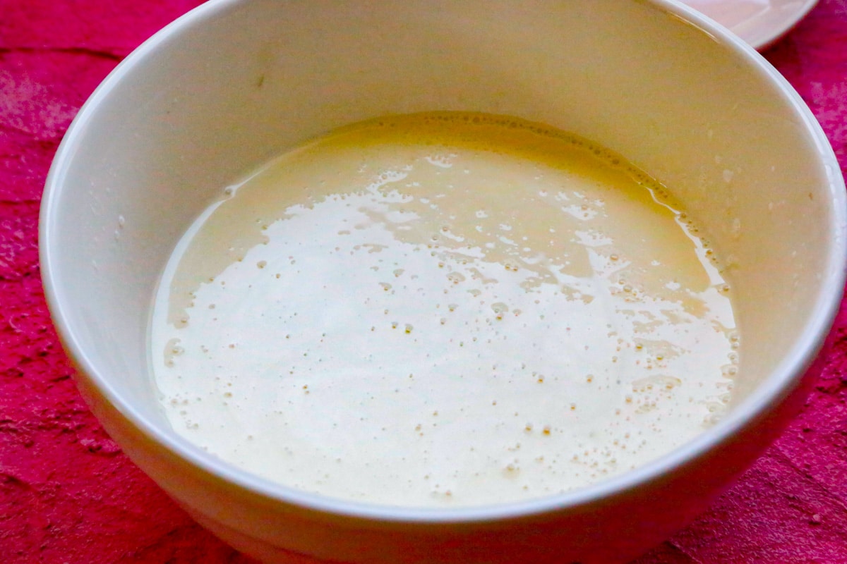 heavy cream, sugar, vanilla extract, and vanilla extract combined in a large mixing bowl. 