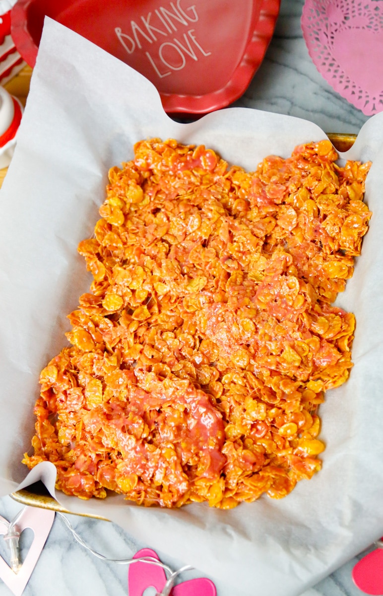 On a baking sheet lined with parchment paper, spread the cornflake cookie batter until smooth.