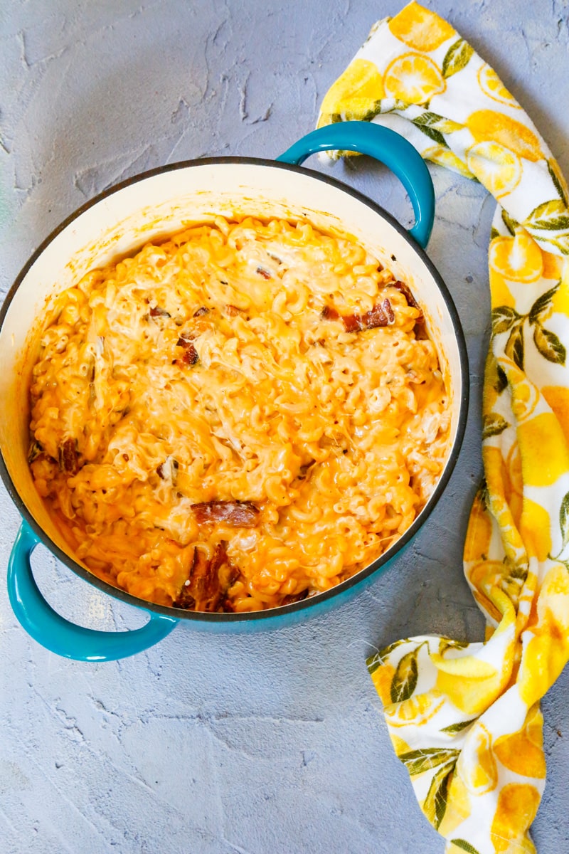 Dutch oven macaroni and cheese with bacon 