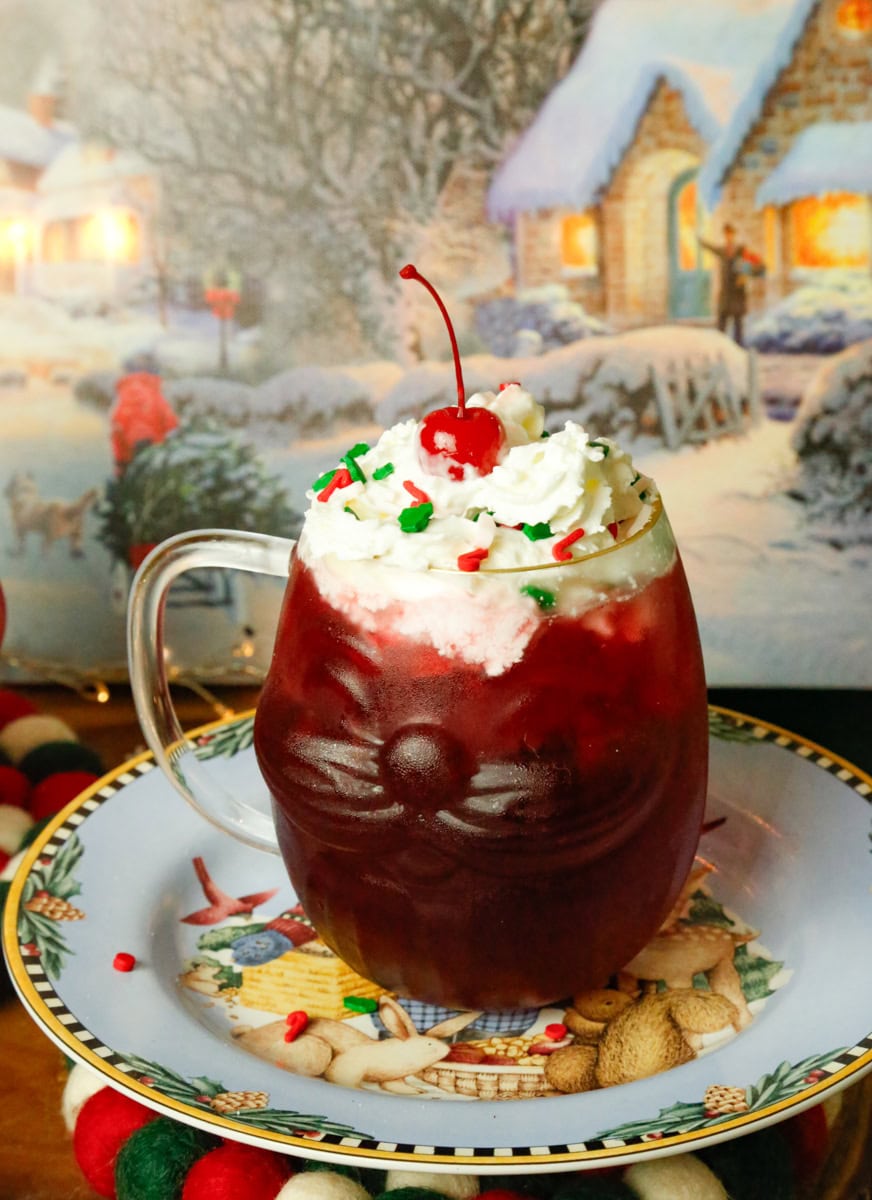 Alcohol Options for a Grown-Up Shirley Temple
If you want to turn this into an adult holiday cocktail, here are some delicious options:
• Vodka – classic and clean
• Cherry vodka – sweeter and more festive
• Rum – adds warm, cozy flavor
• Prosecco – bubbly and elegant
• Gin – botanical + refreshing