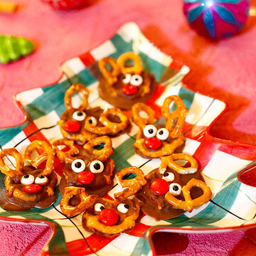 how to make reindeer tracks rolo pretzel snack